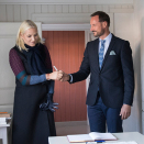 Kronprinsparet signerer gjesteboken på Øver-Dun. Foto: Berit Roald, NTB scanpix